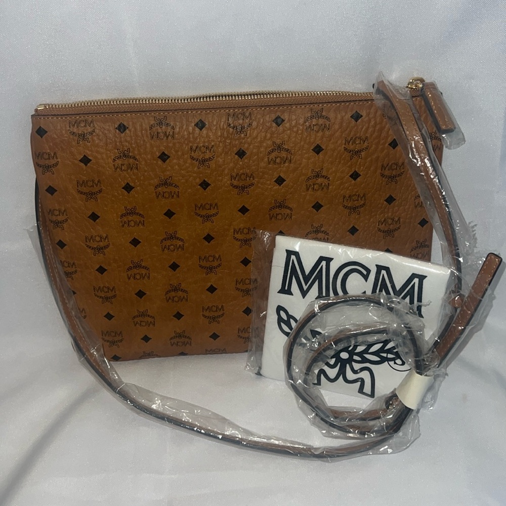 the medium Liz can be reversed to show off the hypnotic Cubic monogram pattern. - Picture 5 of 6